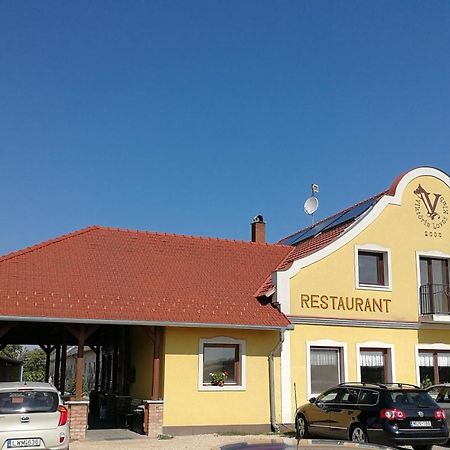 기오르 Viktoria Lovas Panzio B&B 외부 사진