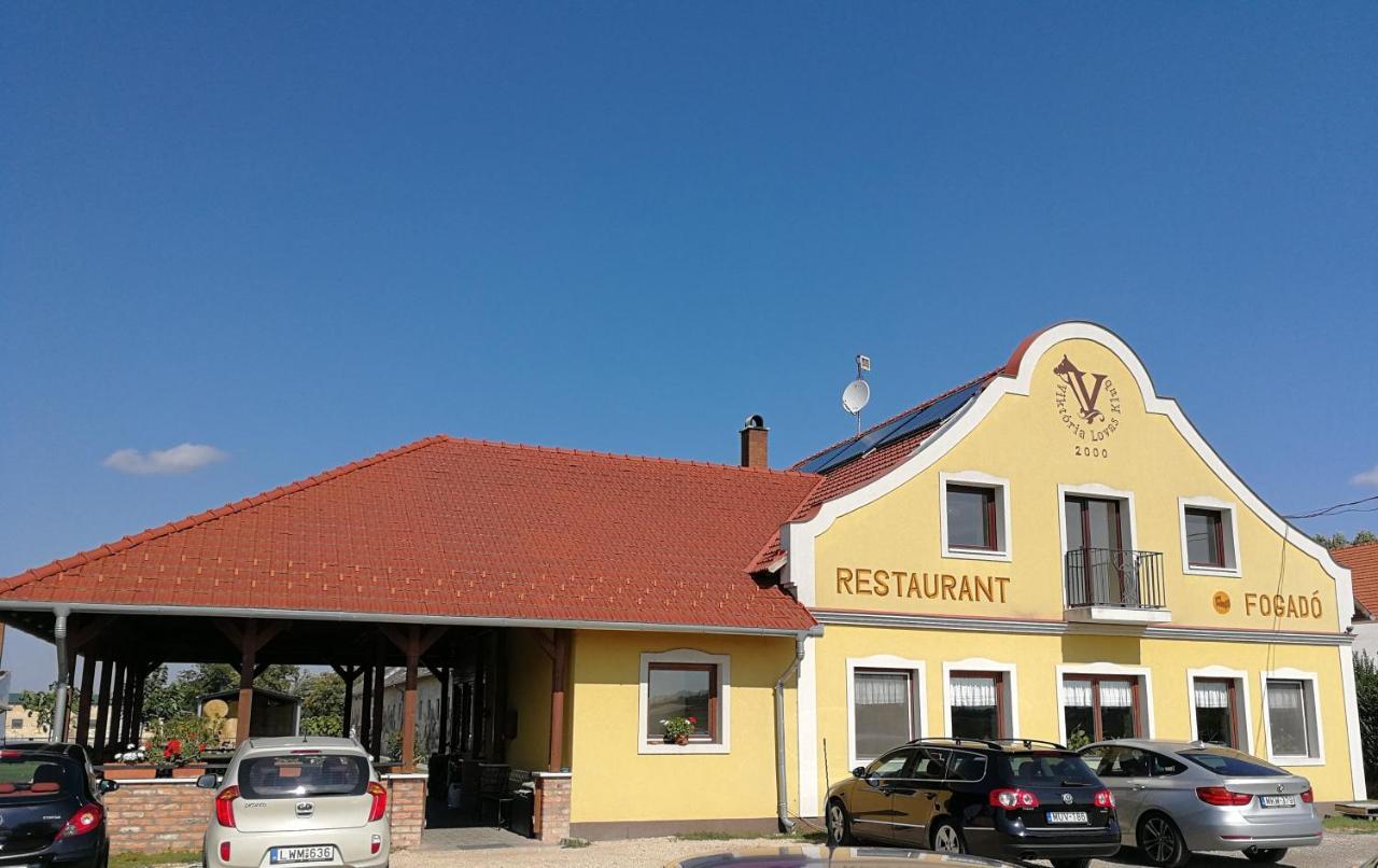 기오르 Viktoria Lovas Panzio B&B 외부 사진