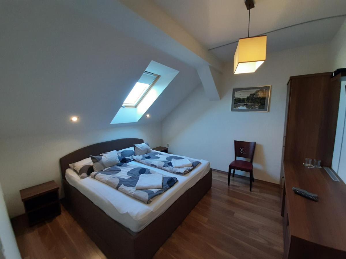 기오르 Viktoria Lovas Panzio B&B 외부 사진
