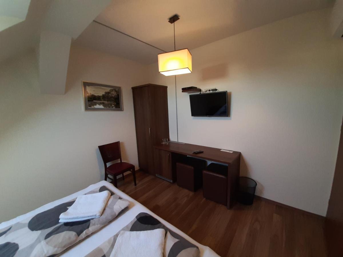 기오르 Viktoria Lovas Panzio B&B 외부 사진