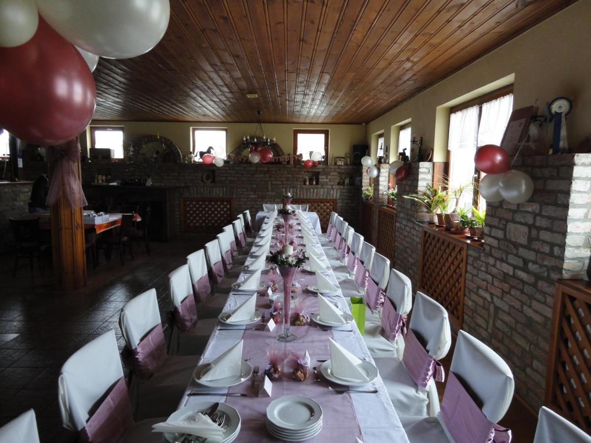 기오르 Viktoria Lovas Panzio B&B 외부 사진